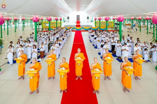 ภาพ No.227754:วันเสาร์ที่ 31 พฤษภาคม พ.ศ.2568 พิธีถวายผ้าไตรแด่สามเณรผู้เข้ารับการอุปสมบท , พิธีอุปสมบทสามเณรเตรียม DCI วัดพระธรรมกาย จ.ปทุมธานี