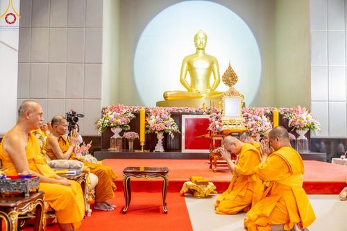 ภาพ No.214825:พิธีต้อนรับสัญญาบัตร พัดยศ พระราชวิเทศวชิรเวที (บัณฑิต วรปญฺโญ) เจ้าอาวาสวัดพระธรรมกายสกอตแลนด์ สหราชอาณาจักร ผู้ช่วยเจ้าอาวาสวัดพระธรรมกาย ณ อุโบสถพระไตรปิฏก วัดพระธรรมกาย