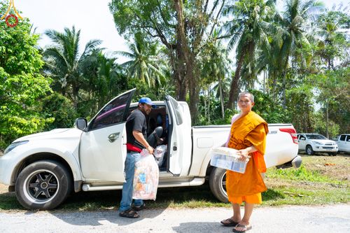 ภาพ No.311111:วันพฤหัสบดีที่ 26 กุมภาพันธ์ พ.ศ. 2569 พิธีถวายสังฆทานแด่คณะสงฆ์ 323 วัด ปีที่ 22 ครั้งที่ 182 พิธีมอบกองทุนหนุนแรงใจช่วยครูใต้ ปีที่ 19 ครั้งที่ 145 และพิธีทำบุญอุทิศส่วนกุศลให้ผู้วายชนม์