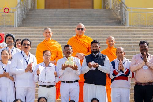 ภาพ No.283733:วันที่ 6-7 ธันวาคม พ.ศ. 2568  พิธีรับมอบหนังสือแสดงเจตจำนงถวายสิทธิครอบครองและใช้ประโยชน์วัดสันติวัน เมืองนาคปูร์  พิธีจุดโคมประทีปถวายเป็นพุทธบูชา และอุทิศบุญกุศลแด่ ดร.บี.อาร์. อัมเบดการ์  พิธีบูชาข้าวพระถ่ายทอดสดจากประเทศไทย