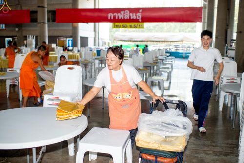 ภาพ No.322328:วันที่ 15 เมษายน พ.ศ.2569 การเตรียมงาน เช็ดโต๊ะ เก้าอี้ ปูผ้าโต๊ะฉัน เพื่องานถวายมหาสังฆทาน 40,000 กว่าวัดทั่วประเทศ วันคุ้มครองโลก 22 เมษายน พ.ศ.2569 วัดพระธรรมกาย