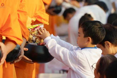 ภาพ No.279886:วันที่ 1 มกราคม พ.ศ.2569 พิธีตักบาตรในวันขึ้นปีใหม่ ณ ลานธรรม วัดพระธรรมกาย