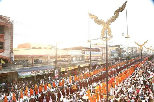 ภาพ No.15833:ประมวลภาพตักบาตรพระ 3 แผ่นดิน พระ 10,000 รูป ปีที่ 2 จ.เชียงราย