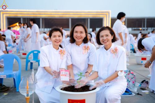 ภาพ No.90197:พิธีปลูกทรัพย์บานชื่น  เนื่องใน 139 ปี วันคล้ายวันเกิดด้วยรูปกายเนื้อ พระมงคลเทพมุนี (สด จนฺทสโร) พระผู้ปราบมาร วันอังคารที่ 10 ตุลาคม พ.ศ. 2566 ณ วัดพระธรรมกาย จ.ปทุมธานี