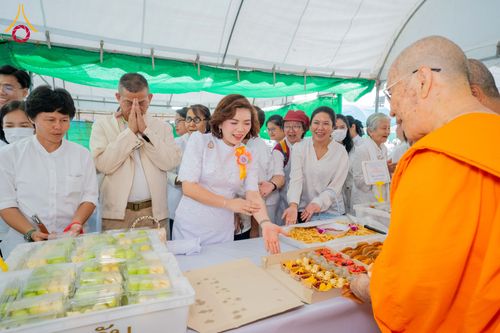 ภาพ No.300184:วันที่ 22 มกราคม พ.ศ. 2569 พิธีถวายภัตตาหารเป็นสังฆทาน แด่พระธรรมยาตรา ณ อนุสรณ์สถานบางปลา วัดบางปลา อำเภอบางเลน จังหวัดนครปฐม ในโครงการธรรมยาตรา กตัญญูบูชา มหาปูชนียาจารย์ พระมงคลเทพมุนี(สด จนฺทสโร) พระผู้ปราบมาร อนุสรณ์สถาน 7 แห่ง ปีที่ 14