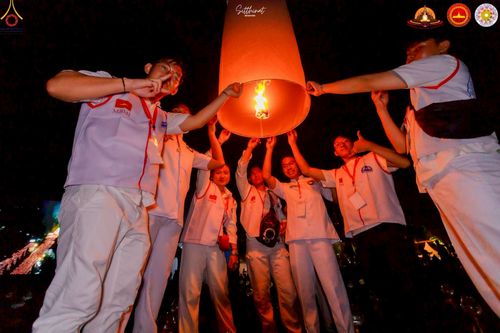 ภาพ No.224626:วันจันทร์ที่ 12 พฤษภาคม พ.ศ. 2568  ชาวพุทธในอินโดนีเซีย ร่วมฉลองวิสาขบูชาจุดประทีปกว่า 200,000 ดวง ณ พระมหาเจดีย์บรมพุทโธ  เจริญพุทธมนต์ถวาย “พระวชิรเกล้าเจ้าอยู่หัว”