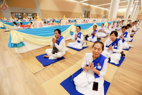 ภาพ No.60465:การต้อนรับพระสังฆาธิการ 10,000 กว่าวัดทั่วประเทศ พิธีมอบปัจจัยช่วยเหลือครู 4 จังหวัดชายแดนภาคใต้ พิธีปฏิบัติธรรม ในวันคุ้มครองโลก วันจันทร์ที่ 22 เมษายน พ.ศ.2567 ณ วัดพระธรรมกาย จ.ปทุมธานี