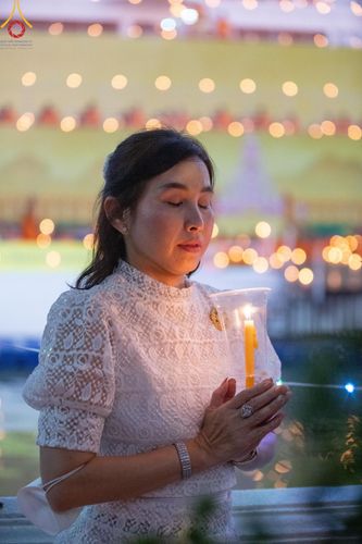 ภาพ No.201718:พิธีจุดประทีปถวายเป็นพุทธบูชา และบูชาธรรมมหาปูชนียาจารย์ ณ อาคารธรรมยาตรา กตัญญูบูชามหาปูชนียาจารย์ ตรงข้ามวัดปากน้ำภาษีเจริญ จ.กรุงเทพมหานคร ในโครงการธรรมยาตรา กตัญญูบูชา มหาปูชนียาจารย์ พระมงคลเทพมุนี(สด จนฺทสโร) พระผู้ปราบมาร อนุสรณ์สถาน 7 แห่ง