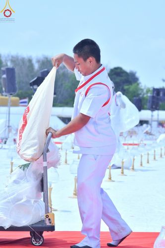 ภาพ No.130152:V.34 เพื่อธรรมเพื่อบางกล่ำ การรับบุญของเจ้าหน้าที่หน่วยงานต่างๆ  เพื่องานธรรมยาตราอัญเชิญพระบรมสารีริกธาตุ ประดิษฐาน ณ มหารัตนเจดีย์สิริปทุมสวรรค์ (เจดีย์อริยพุทธะ 5 พระองค์) ณ ศูนย์ปฏิบัติธรรมภาคใต้ อ.บางกล่ำ จ.สงขลา ระหว่างวันที่ 9-10 มีนาคม พ.ศ. 2567