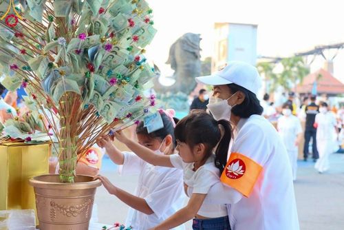 ภาพ No.101967:ตักบาตรพระ 10,000 รูป เติมบุญให้แผ่นดิน เนื่องในโอกาส 192 ปี จังหวัดกาญจนบุรี หนึ่งในโครงการตักบาตรพระ 2,000,000 รูป  77 จังหวัดทุกวัดทั่วไทย วันจันทร์ที่ 11 ธันวาคม พ.ศ. 2566 บริเวณถนนสองแคว (SKY WALK) เมืองกาญจนบุรี