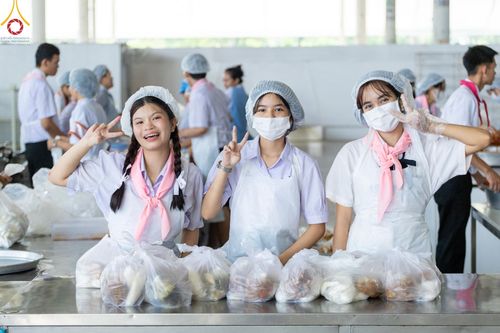 ภาพ No.58967:V.40 ภัตตาหารพระหมื่นวัด เราจัดให้ การปฏิบัติงานของเจ้าหน้าที่และอาสาสมัคร เพื่อรับบุญในการถวายภัตตาหาร แด่คณะสงฆ์ 10,000 กว่าวัดทั่วประเทศ ที่มาร่วมงานวันคุ้มครองโลก จันทร์ที่ 22 เมษายน พ.ศ. 2567 ณ วัดพระธรรมกาย