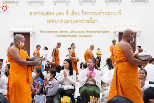 ภาพ No.126191:พิธีทำบุญเมืองนครราชสีมา ฉลอง 556 ปี ตักบาตรพระ 10,000 รูป ในวันเสาร์ที่ 2 มีนาคม พ.ศ.2567 ณ อนุสาวรีย์ท้าวสุรนารี จ.นครราชสีมา จัดโดย คณะสงฆ์จังหวัดนครราชสีมา ร่วมกับสำนักงานจังหวัดนครราชสีมา