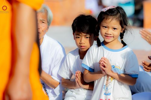ภาพ No.193406:พิธีต้อนรับพระธรรมยาตรา ณ อนุสรณ์สถาน สถานที่เกิดในเพศสมณะ วัดสองพี่น้อง อำเภอสองพี่น้อง จังหวัดสุพรรณบุรี ในโครงการธรรมยาตรา กตัญญูบูชา มหาปูชนียาจารย์ พระมงคลเทพมุนี(สด จนฺทสโร) พระผู้ปราบมาร อนุสรณ์สถาน 7 แห่ง ปีที่ 13 วันที่ 11 มกราคม พ.ศ. 2568