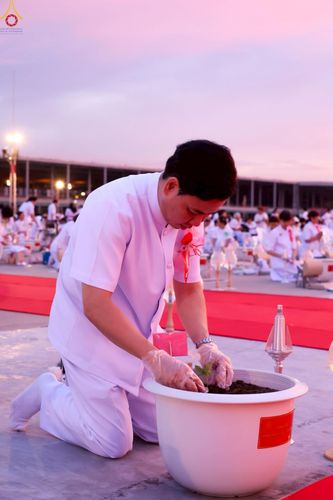 ภาพ No.253041:วันที่ 10 ตุลาคม พ.ศ. 2568 พิธีปลูกต้นทรัพย์บานชื่น ณ ลานธรรม วัดพระธรรมกาย