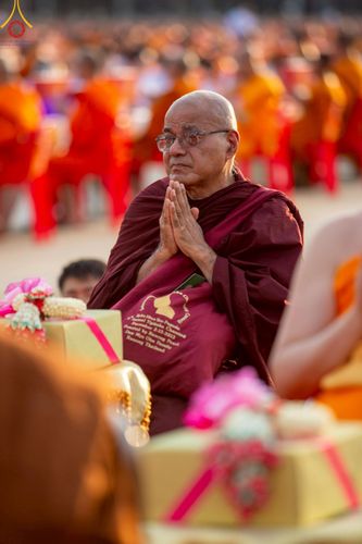 ภาพ No.221708:วันอังคารที่ 22 เมษายน พ.ศ. 2568 ภาพพิธีถวายมหาสังฆทานคณะสงฆ์ 40,000 กว่าวัดทั่วประเทศ เนื่องในวันคุ้มครองโลก ชุดที่ 2 (ปลื้มให้สมการรอคอย) ณ ลานธรรมพระมหาธรรมกายเจดีย์ วัดพระธรรมกาย