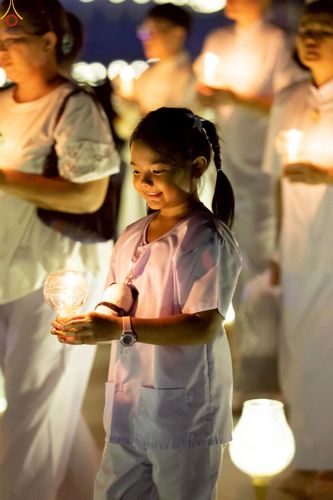 ภาพ No.224110:วันวิสาขบูชา วันอาทิตย์ที่ 11 พฤษภาคม พ.ศ. 2568 พิธีจุดวิสาขประทีป ,  พิธีเวียนประทักษิณรอบพระมหาธรรมกายเจดีย์ , พิธีฉลองชัยสวดมนต์บทธัมมจักกัปปวัตตนสูตร ครบ 7,357,000,000 จบ ณ มหารัตนวิหารคด วัดพระธรรมกาย