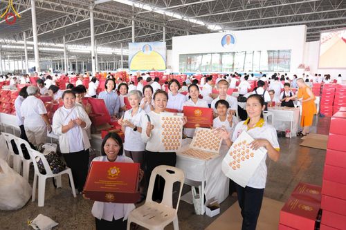 ภาพ No.212173:วันจันทร์ที่ 17 มีนาคม พ.ศ. 2568 บุญบรรจุกล่องไทยธรรม เพื่อถวายแด่พระสังฆาธิการ 40,000 กว่าวัดทั่วไทย ในวันคุ้มครองโลก 22 เมษายน พ.ศ. 2568 ณ บ้านแก้วเรือนทองคุณยายฯ วัดพระธรรมกาย