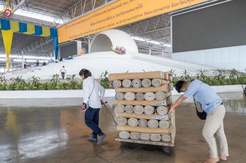 ภาพ No.60670:V.38 ทุ่มพลังเพื่อพ่อครบ 80 ปี ภาพการเตรียมงานของหน่วยงานต่างๆ เพื่อพิธีฉลองอายุวัฒนมงคล 80 ปี หลวงพ่อธัมมชโย และรับถวายมหาสังฆทาน 10,000 กว่าวัดทั่วประเทศ ในวันคุ้มครองโลก วันจันทร์ที่ 22 เมษายน พ.ศ. 2567