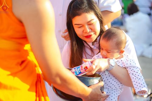 ภาพ No.187883:พิธีตักบาตรฉลองพระใหม่ ต้อนรับพุทธศักราช 2568 ณ ลานธรรมพระมหาธรรมกายเจดีย์ วัดพระธรรมกาย จ.ปทุมธานี วันที่ 1 มกราคม พ.ศ. 2568