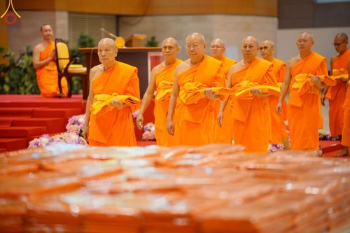 ภาพ No.150244:พิธีทอดผ้าป่าสมทบกฐินวัดพระธรรมกาย และสมทบกฐิน 30,000 วัดทั่วไทย ครั้งที่ 1 เนื่องในวันธรรมชัย 27 สิงหาคม พ.ศ.2567 ณ สภาธรรมกายสากล วัดพระธรรมกาย