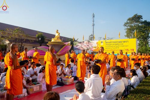 ภาพ No.197786:พิธีตักบาตรพระธรรมยาตรา ณ อนุสรณ์สถานลำดับที่ 4 สถานที่เกิดด้วยกายธรรม วัดโบสถ์(บน) ต.บางคูเวียง จ.นนทบุรี ในโครงการธรรมยาตรา กตัญญูบูชา มหาปูชนียาจารย์ พระมงคลเทพมุนี(สด จนฺทสโร) พระผู้ปราบมาร อนุสรณ์สถาน 7 แห่ง ปีที่ 13 วันที่ 19 มกราคม พ.ศ. 2568