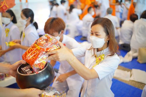 ภาพ No.78859:พิธีตักบาตร ข้าวสารอาหารแห้ง พิธีบูชาข้าวพระ ในวันอาทิตย์ต้นเดือนที่ 2 เมษายน พ.ศ. 2566
