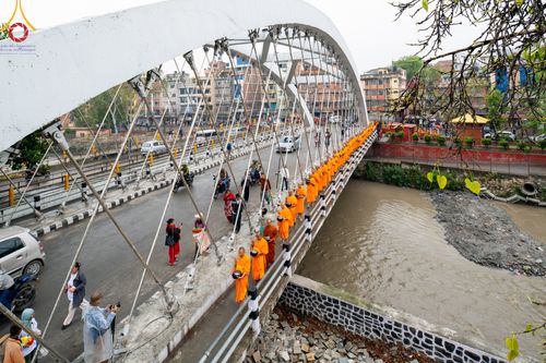 ภาพ No.317179:วันจันทร์ที่ 30 มีนาคม พ.ศ.2569 จาริกบิณฑบาตสยมภูนาทสู่พระราชวังหนุมานโดกา ประเทศเนปาล