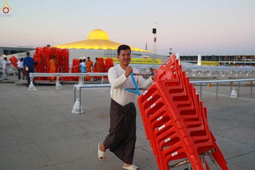 ภาพ No.322038:วันที่ 12 -13 เมษายน พ.ศ.2569 การเตรียมกล่องไทยธรรม + การขนย้ายเก้าอี้ เพื่องานถวายมหาสังฆทาน 40,000 กว่าวัดทั่วประเทศ วันคุ้มครองโลก 22 เมษายน พ.ศ.2569 วัดพระธรรมกาย