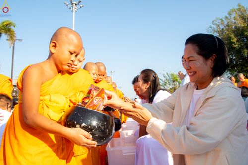 ภาพ No.282740:วันเสาร์ที่ 20 ธันวาคม พ.ศ.2568 พิธีตักบาตรพระ 10,000 รูป (ชุด 2) เนื่องในโอกาส 194 ปี จังหวัดกาญจนบุรี และอุทิศส่วนกุศลให้แด่บรรพชนทั้งหลาย บริเวณถนนสองแคว (Skywalk) เมืองกาญจนบุรี