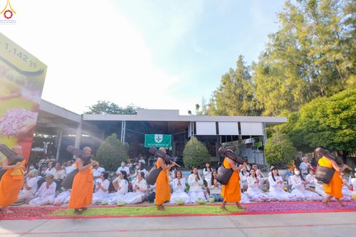 ภาพ No.287853:วันที่ 3 มกราคม พ.ศ. 2569 พิธีต้อนรับพระธรรมยาตรา ครั้งที่ 2 (ภาพชุดที่ 2) ในโครงการธรรมยาตรา กตัญญูบูชา มหาปูชนียาจารย์ พระมงคลเทพมุนี(สด จนฺทสโร) พระผู้ปราบมาร อนุสรณ์สถาน 7 แห่ง ปีที่ 14 ณ อนุสรณ์สถานมหาวิหารพระมงคลเทพมุนี (โลตัสแลนด์) อ.สองพี่น้อง จ.