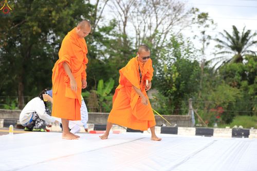 ภาพ No.280849:วันที่ 27 ธันวาคม พ.ศ.2568 คณะสงฆ์และเจ้าหน้าที่ทุกสังกัด ช่วยกันเตรียมงานตักบาตรพระ 1,000 รูป จ.สตูล