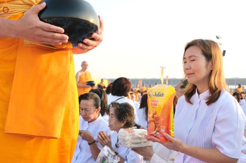 ภาพ No.279844:วันที่ 1 มกราคม พ.ศ.2569 พิธีตักบาตรในวันขึ้นปีใหม่ ณ ลานธรรม วัดพระธรรมกาย