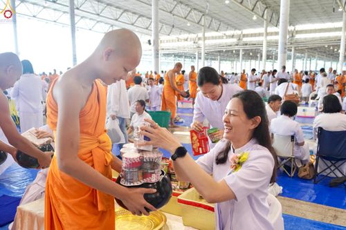 ภาพ No.318183:วันอาทิตย์ต้นเดือนที่ 5 เมษายน พ.ศ.2569 พิธีตักบาตร ณ บ้านแก้วเรือนทองคุณยายอาจารย์ฯ วัดพระธรรมกาย