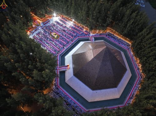 ภาพ No.289160:วันที่ 7 มกราคม พ.ศ. 2569 พิธีตักบาตรพระธรรมยาตรา ณ อนุสรณ์สถานลำดับที่ 1 สถานที่เกิดด้วยรูปกายเนื้อ อนุสรณ์สถานมหาวิหารพระมงคลเทพมุนี (โลตัสแลนด์) อ.สองพี่น้อง จ.สุพรรณบุรี ในโครงการธรรมยาตรา กตัญญูบูชา มหาปูชนียาจารย์ พระมงคลเทพมุนี(สด จนฺทสโร) พระผู้ป