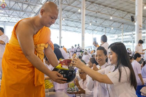 ภาพ No.311362:วันอาทิตย์ต้นเดือนที่ 1 มีนาคม พ.ศ.2569 พิธีตักบาตร และ พิธีบูชาข้าวพระ ณ สภาธรรมกายสากล วัดพระธรรมกาย