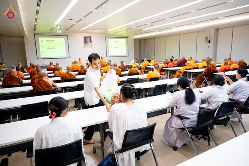 ภาพ No.323348:หลวงพ่อทัตตชีโว รองเจ้าอาวาสวัดพระธรรมกาย ถวายการต้อนรับปฏิสันถารคณะสงฆ์จากประเทศศรีลังกา
