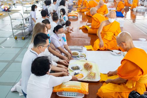 ภาพ No.90597:พิธีบุพเปตพลี  ครั้งที่ 141 ร่วมอุทิศบุญแด่หมู่ญาติที่ล่วงลับไปแล้ว และสืบทอดอายุพระพุทธศาสนา วันพฤหัสบดีที่ 14 ตุลาคม พ.ศ.2566 วันพระแรม 15 ค่ำ เดือน 10 ณ หอฉันคุณยายอาจารย์ฯ วัดพระธรรมกาย