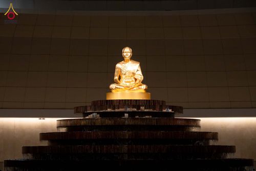 รูปหล่อทองคำพระมงคลเทพมุนีประดิษฐานบนฐานน้ำพุภายในอาคาร
