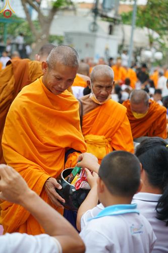 ภาพ No.126272:พิธีทำบุญเมืองนครราชสีมา ฉลอง 556 ปี ตักบาตรพระ 10,000 รูป ในวันเสาร์ที่ 2 มีนาคม พ.ศ.2567 ณ อนุสาวรีย์ท้าวสุรนารี จ.นครราชสีมา จัดโดย คณะสงฆ์จังหวัดนครราชสีมา ร่วมกับสำนักงานจังหวัดนครราชสีมา