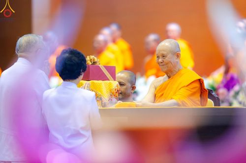 ภาพ No.160354:พิธีทอดผ้าป่าสมทบกฐินวัดพระธรรมกาย และสมทบกฐิน 30,000 วัดทั่วไทย ครั้งที่ 3 ณ สภาธรรมกายสากล วัดพระธรรมกาย วันพฤหัสบดีที่ 10 ตุลาคม พ.ศ. 2567