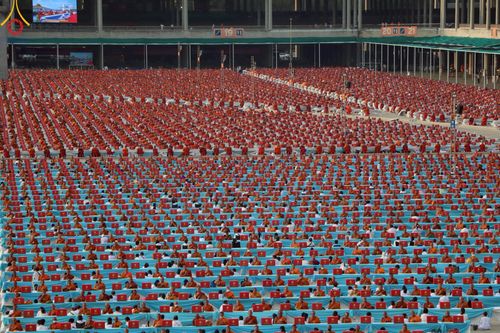 ภาพ No.221791:วันอังคารที่ 22 เมษายน พ.ศ. 2568 ภาพพิธีถวายมหาสังฆทานคณะสงฆ์ 40,000 กว่าวัดทั่วประเทศ เนื่องในวันคุ้มครองโลก ชุดที่ 2 (ปลื้มให้สมการรอคอย) ณ ลานธรรมพระมหาธรรมกายเจดีย์ วัดพระธรรมกาย