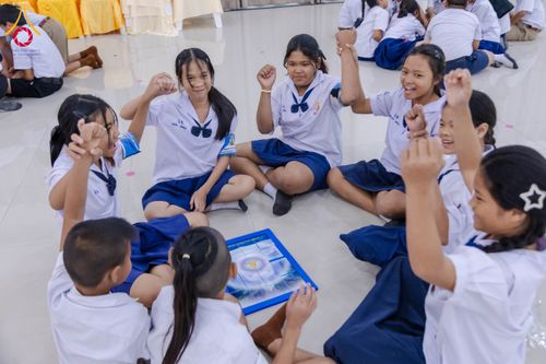 ภาพ No.282074:วันศุกร์ที่ 19 ธันวาคม พ.ศ. 2568 พิธีมอบโล่และใบประกาศเกียรติคุณ โครงการเจริญพระพุทธมนต์ธัมมจักกัปปวัตตนสูตร และวันรวมพลังเด็กดีV-Star ดาวแห่งความดี ผู้นำฟื้นฟูศีลธรรมโลกจังหวัดสระบุรี ณ ศูนย์ปฏิบัติธรรมสระบุรี