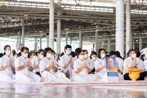 ภาพ No.63871:พิธีขอขมาและมอบผ้าไตรแด่นาคธรรมทายาท โครงการอุปสมบทบูชาธรรมมหาปูชนียาจารย์ วันอาทิตย์ที่ 20 พฤศจิกายน พ.ศ. 2565