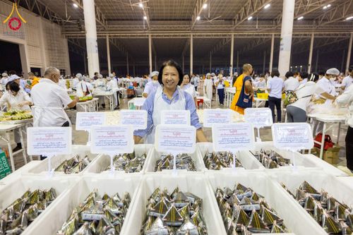 ภาพ No.121152:พิธีถวายภัตตาหารเป็นสังฆทาน แด่คณะพระธรรมยาตราฯ ในโครงการธรรมยาตรากตัญญูบูชา มหาปูชนียาจารย์ พระมงคลเทพมุนี(สด จนฺทสโร) พระผู้ปราบมาร อนุสรณ์สถาน 7 แห่ง ปีที่ 12 วันที่ 30 มกราคม พ.ศ. 2567 ณ สภาธรรมกายสากล วัดพระธรรมกาย