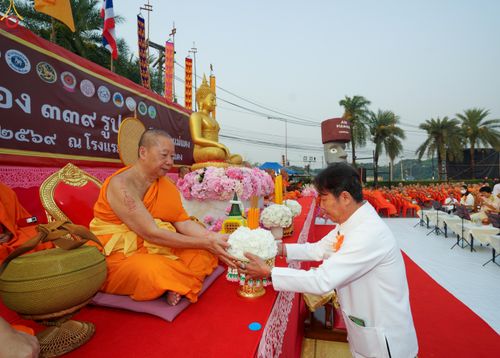 ภาพ No.321016:วันอาทิตย์ที่ ๑๒ เมษายน พ.ศ ๒๕๖๙ พิธีตักบาตรปี๋ใหม่เมืองพระภิกษุสงฆ์ ๓๓๙ รูป  อุทิศถวายพระราชกุศลสมเด็จพระนางสิริกิติ์  พระบรมราชินีนาถ พระบรมราชชนนีพันปีหลวง และฉลองเมืองแม่แตงครบรอบ ๑๑๙ ปี ณ ลานโรงแรมแอร์ไดมอนด์ อำเภอแม่แตง จังหวัดเชียงใหม่