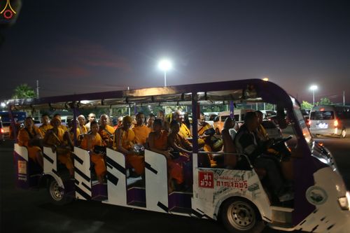 ภาพ No.284125:วันเสาร์ที่ 20 ธันวาคม พ.ศ.2568  พิธีตักบาตรพระ 10,000 รูป เนื่องในโอกาส 194 ปี จังหวัดกาญจนบุรี และอุทิศส่วนกุศลให้แด่บรรพชนทั้งหลาย บริเวณถนนสองแคว (Skywalk) เมืองกาญจนบุรี