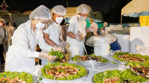 ภาพ No.73740:พิธีถวายภัตตาหารเป็นสังฆทาน แด่คณะพระธรรมยาตราฯ ในโครงการธรรมยาตรากตัญญูบูชา มหาปูชนียาจารย์ พระมงคลเทพมุนี(สด จนฺทสโร) พระผู้ปราบมาร อนุสรณ์สถาน 7 แห่ง ปีที่ 11 วันที่ 22 มกราคม พ.ศ. 2566