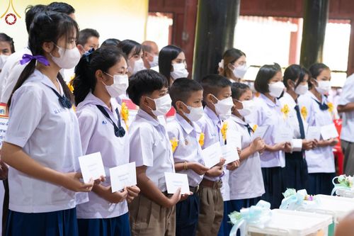 ภาพ No.74866:พิธีเจริญพระพุทธมนต์ ปฏิบัติธรรม มอบทุนการศึกษา ถวายสังฆทาน 106 วัด เพื่อถวายเป็นพุทธบูชา และขับเคลื่อนโครงการหมู่บ้านรักษาศีล 5 โดยคณะสงฆ์จังหวัดนครปฐม คณะศิษยานุศิษย์วัดพระธรรมกาย โครงการธรรมยาตราฯ ปีที่ 11 ณ วัดบางปลา อ.บางเลน จ.นครปฐม วันที่ 28 มกราค