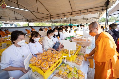 ภาพ No.72520:พิธีถวายภัตตาหารเป็นสังฆทาน แด่คณะพระธรรมยาตราฯ ในโครงการธรรมยาตรากตัญญูบูชา มหาปูชนียาจารย์ พระมงคลเทพมุนี(สด จนฺทสโร) พระผู้ปราบมาร อนุสรณ์สถาน 7 แห่ง ปีที่ 11 วันที่ 19 มกราคม พ.ศ. 2566