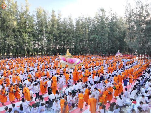 ภาพ No.289429:วันที่ 7 มกราคม พ.ศ. 2569 พิธีตักบาตรพระธรรมยาตรา ณ อนุสรณ์สถานลำดับที่ 1 สถานที่เกิดด้วยรูปกายเนื้อ อนุสรณ์สถานมหาวิหารพระมงคลเทพมุนี (โลตัสแลนด์) อ.สองพี่น้อง จ.สุพรรณบุรี ในโครงการธรรมยาตรา กตัญญูบูชา มหาปูชนียาจารย์ พระมงคลเทพมุนี(สด จนฺทสโร) พระผู้ป